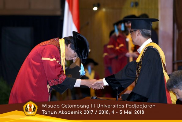 wisuda unpad gel III TA 2017-2018 Fak Ilmu Budaya oleh Rektor 106  by (PAPYRUS PHOTO)