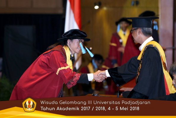 wisuda unpad gel III TA 2017-2018 Fak Ilmu Budaya oleh Rektor 108  by (PAPYRUS PHOTO)
