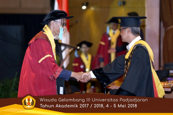 wisuda unpad gel III TA 2017-2018 Fak Ilmu Budaya oleh Rektor 109  by (PAPYRUS PHOTO)