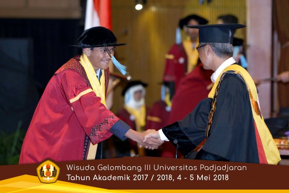 wisuda unpad gel III TA 2017-2018 Fak Ilmu Budaya oleh Rektor 110  by (PAPYRUS PHOTO)