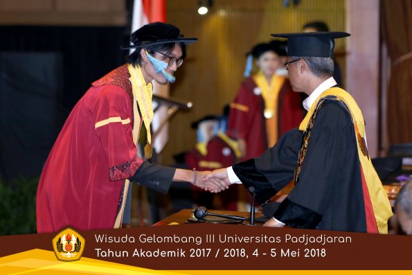 wisuda unpad gel III TA 2017-2018 Fak Ilmu Budaya oleh Rektor 112  by (PAPYRUS PHOTO)