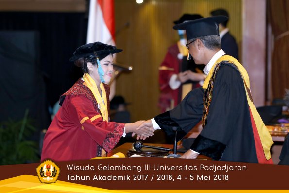 wisuda unpad gel III TA 2017-2018 Fak Ilmu Budaya oleh Rektor 113  by (PAPYRUS PHOTO)