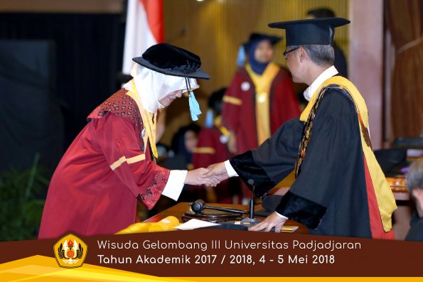 wisuda unpad gel III TA 2017-2018 Fak Ilmu Budaya oleh Rektor 114  by (PAPYRUS PHOTO)