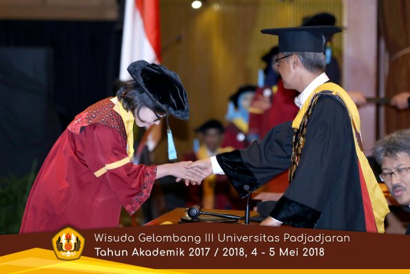 wisuda unpad gel III TA 2017-2018 Fak Ilmu Budaya oleh Rektor 117  by (PAPYRUS PHOTO)