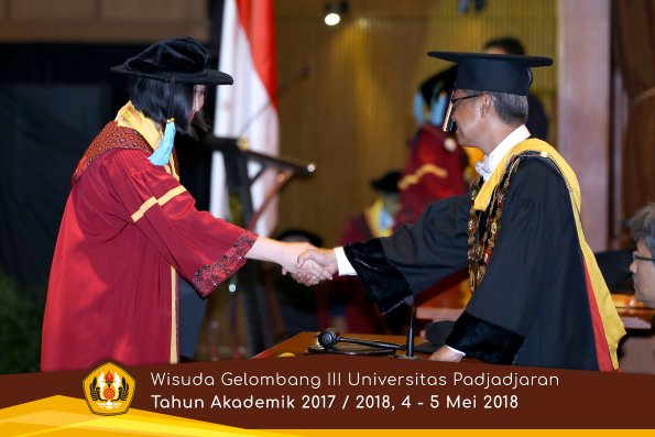 wisuda unpad gel III TA 2017-2018 Fak Ilmu Budaya oleh Rektor 118  by (PAPYRUS PHOTO)