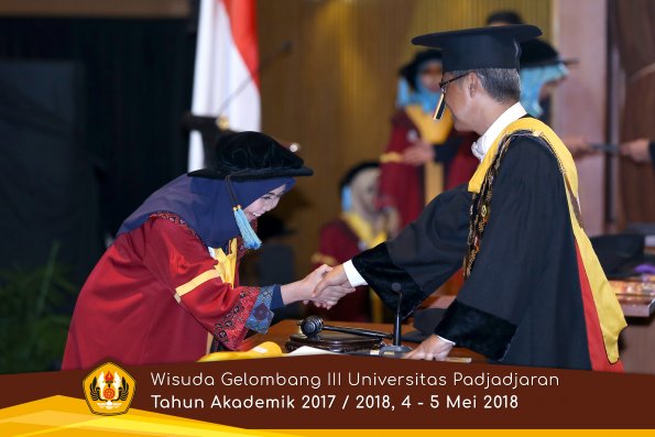 wisuda unpad gel III TA 2017-2018 Fak Ilmu Budaya oleh Rektor 119  by (PAPYRUS PHOTO)