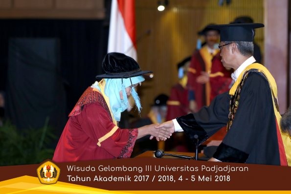 wisuda unpad gel III TA 2017-2018 Fak Ilmu Budaya oleh Rektor 120  by (PAPYRUS PHOTO)