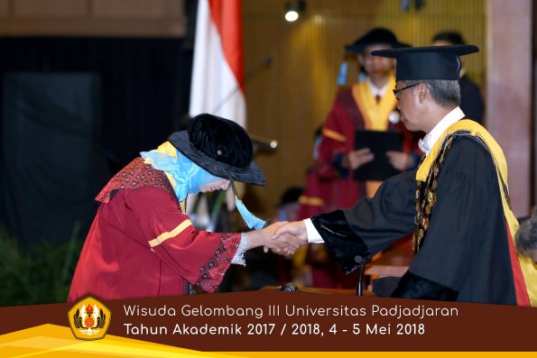 wisuda unpad gel III TA 2017-2018 Fak Ilmu Budaya oleh Rektor 121  by (PAPYRUS PHOTO)