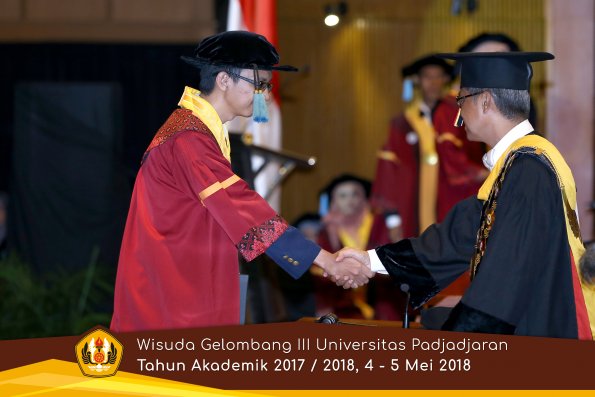wisuda unpad gel III TA 2017-2018 Fak Ilmu Budaya oleh Rektor 122  by (PAPYRUS PHOTO)