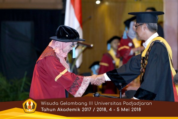 wisuda unpad gel III TA 2017-2018 Fak Ilmu Budaya oleh Rektor 126  by (PAPYRUS PHOTO)