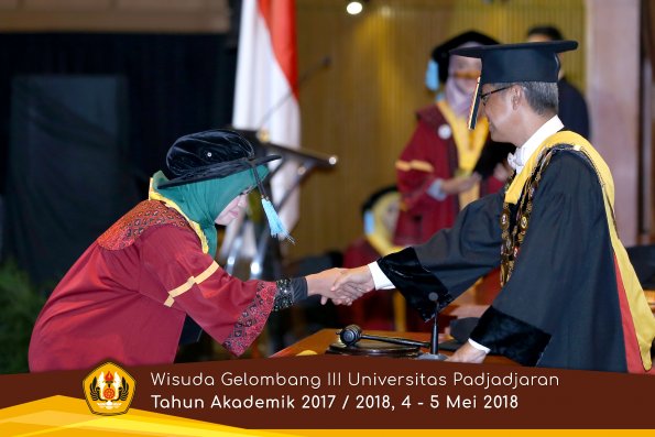 wisuda unpad gel III TA 2017-2018 Fak Ilmu Budaya oleh Rektor 128  by (PAPYRUS PHOTO)