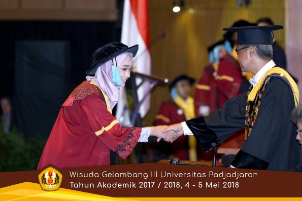 wisuda unpad gel III TA 2017-2018 Fak Ilmu Budaya oleh Rektor 129  by (PAPYRUS PHOTO)