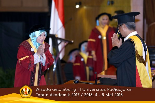wisuda unpad gel III TA 2017-2018 Fak Ilmu Budaya oleh Rektor 131  by (PAPYRUS PHOTO)