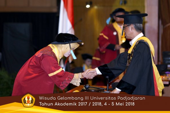 wisuda unpad gel III TA 2017-2018 Fak Ilmu Budaya oleh Rektor 132  by (PAPYRUS PHOTO)