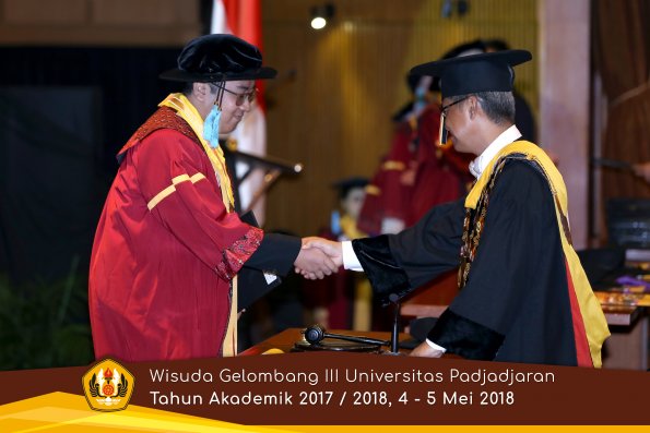 wisuda unpad gel III TA 2017-2018 Fak Ilmu Budaya oleh Rektor 133  by (PAPYRUS PHOTO)