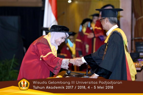 wisuda unpad gel III TA 2017-2018 Fak Ilmu Budaya oleh Rektor 135  by (PAPYRUS PHOTO)