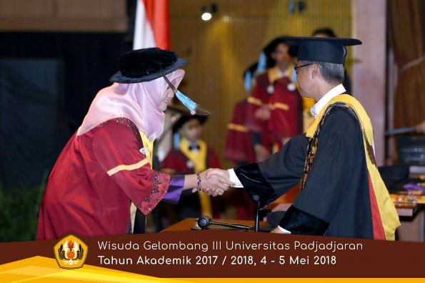 wisuda unpad gel III TA 2017-2018 Fak Ilmu Budaya oleh Rektor 136  by (PAPYRUS PHOTO)