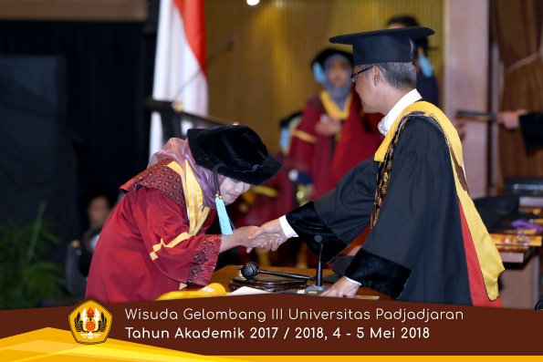 wisuda unpad gel III TA 2017-2018 Fak Ilmu Budaya oleh Rektor 154  by (PAPYRUS PHOTO)