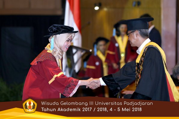wisuda unpad gel III TA 2017-2018 Fak Ilmu Budaya oleh Rektor 160  by (PAPYRUS PHOTO)