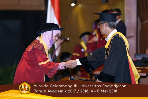 wisuda unpad gel III TA 2017-2018 Fak Psikologi oleh Rektor 055  by (PAPYRUS PHOTO)