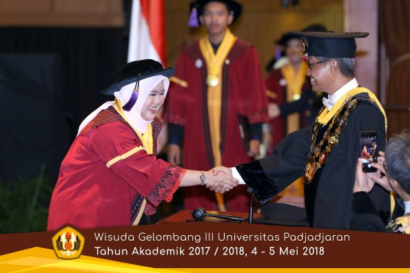 wisuda unpad gel III TA 2017-2018 Fak Psikologi oleh Rektor 059  by (PAPYRUS PHOTO)