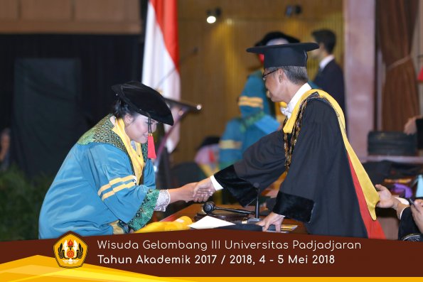 wisuda unpad gel III TA 2017-2018 Fak Hukum oleh Rektor 002  by (PAPYRUS PHOTO)