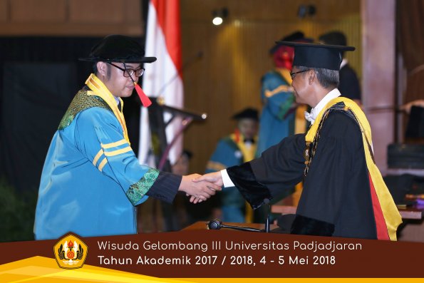 wisuda unpad gel III TA 2017-2018 Fak Hukum oleh Rektor 004  by (PAPYRUS PHOTO)
