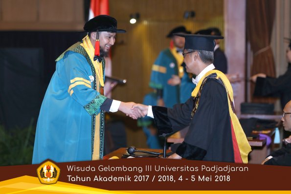 wisuda unpad gel III TA 2017-2018 Fak Hukum oleh Rektor 011  by (PAPYRUS PHOTO)