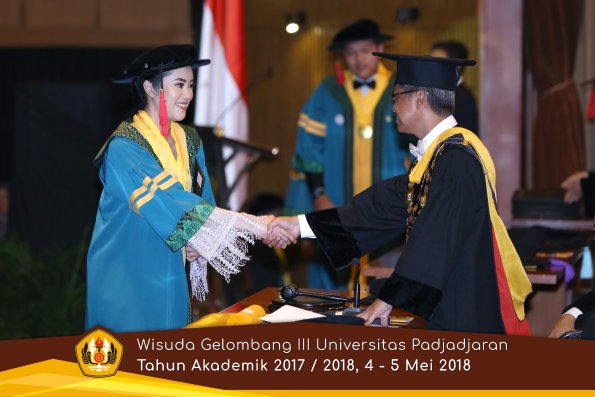 wisuda unpad gel III TA 2017-2018 Fak Hukum oleh Rektor 012  by (PAPYRUS PHOTO)