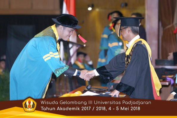 wisuda unpad gel III TA 2017-2018 Fak Hukum oleh Rektor 013  by (PAPYRUS PHOTO)