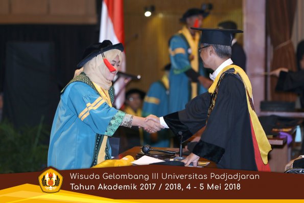 wisuda unpad gel III TA 2017-2018 Fak Hukum oleh Rektor 014  by (PAPYRUS PHOTO)