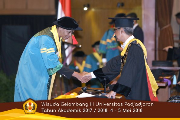 wisuda unpad gel III TA 2017-2018 Fak Hukum oleh Rektor 015  by (PAPYRUS PHOTO)
