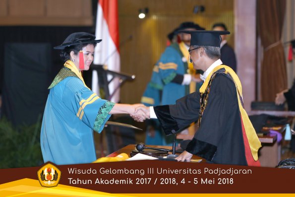wisuda unpad gel III TA 2017-2018 Fak Hukum oleh Rektor 016  by (PAPYRUS PHOTO)