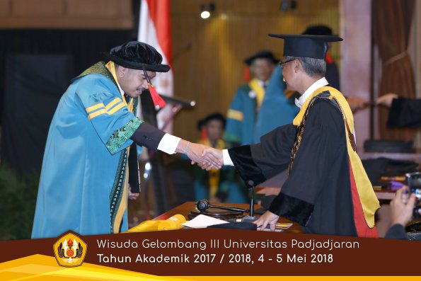 wisuda unpad gel III TA 2017-2018 Fak Hukum oleh Rektor 017  by (PAPYRUS PHOTO)