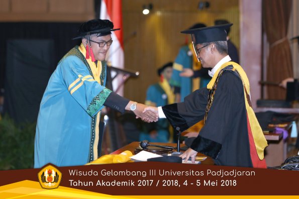 wisuda unpad gel III TA 2017-2018 Fak Hukum oleh Rektor 018  by (PAPYRUS PHOTO)
