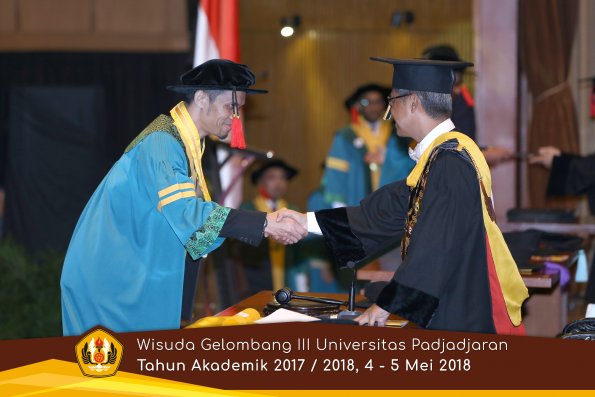 wisuda unpad gel III TA 2017-2018 Fak Hukum oleh Rektor 020  by (PAPYRUS PHOTO)