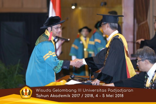 wisuda unpad gel III TA 2017-2018 Fak Hukum oleh Rektor 021  by (PAPYRUS PHOTO)