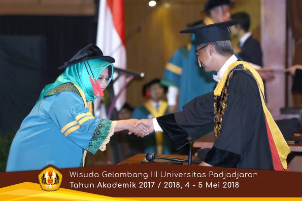 wisuda unpad gel III TA 2017-2018 Fak Hukum oleh Rektor 023  by (PAPYRUS PHOTO)