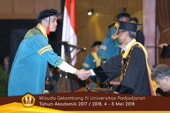 wisuda unpad gel III TA 2017-2018 Fak Hukum oleh Rektor 024  by (PAPYRUS PHOTO)
