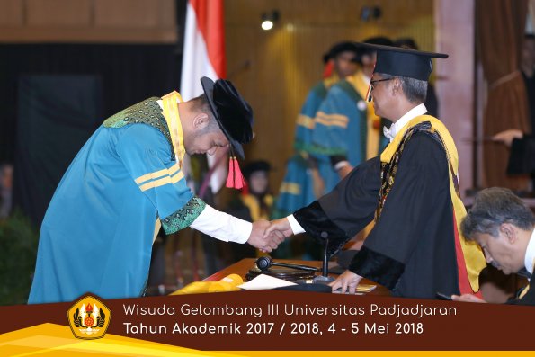 wisuda unpad gel III TA 2017-2018 Fak Hukum oleh Rektor 025  by (PAPYRUS PHOTO)