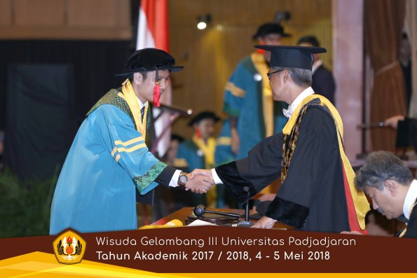 wisuda unpad gel III TA 2017-2018 Fak Hukum oleh Rektor 026  by (PAPYRUS PHOTO)