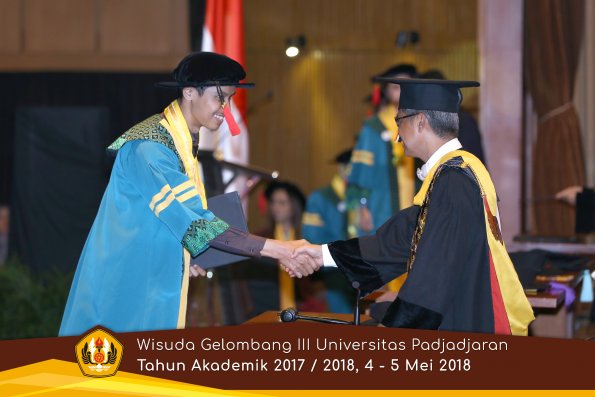 wisuda unpad gel III TA 2017-2018 Fak Hukum oleh Rektor 027  by (PAPYRUS PHOTO)