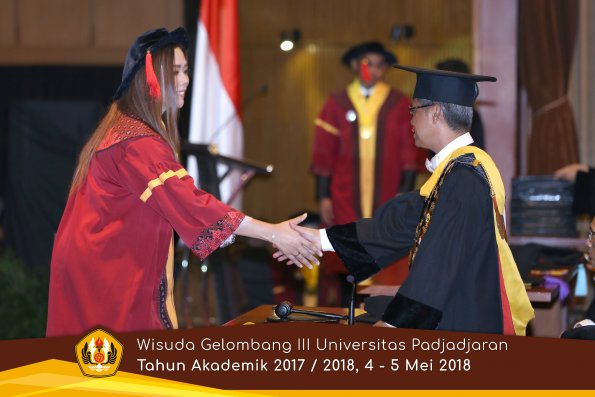 wisuda unpad gel III TA 2017-2018 Fak Hukum oleh Rektor 031  by (PAPYRUS PHOTO)