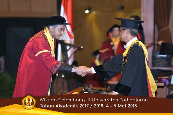 wisuda unpad gel III TA 2017-2018 Fak Hukum oleh Rektor 032  by (PAPYRUS PHOTO)