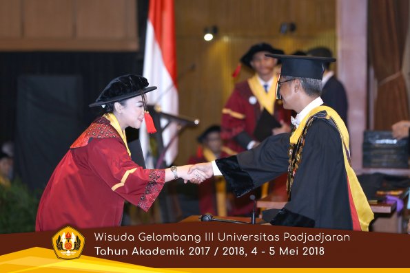 wisuda unpad gel III TA 2017-2018 Fak Hukum oleh Rektor 034  by (PAPYRUS PHOTO)