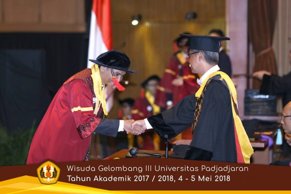 wisuda unpad gel III TA 2017-2018 Fak Hukum oleh Rektor 035  by (PAPYRUS PHOTO)