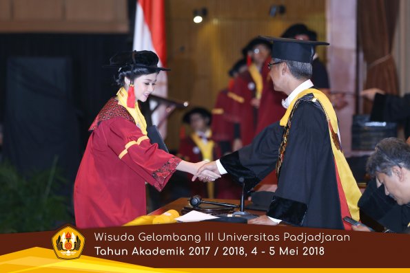 wisuda unpad gel III TA 2017-2018 Fak Hukum oleh Rektor 036  by (PAPYRUS PHOTO)