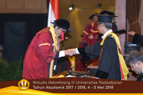 wisuda unpad gel III TA 2017-2018 Fak Hukum oleh Rektor 037  by (PAPYRUS PHOTO)