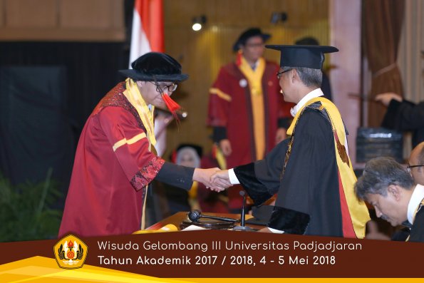 wisuda unpad gel III TA 2017-2018 Fak Hukum oleh Rektor 038  by (PAPYRUS PHOTO)
