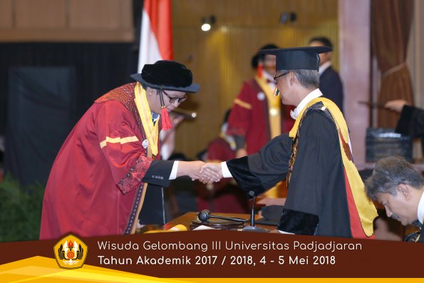 wisuda unpad gel III TA 2017-2018 Fak Hukum oleh Rektor 039  by (PAPYRUS PHOTO)